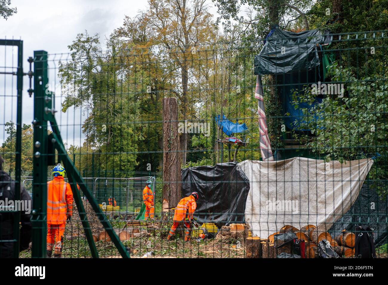 Denham, Großbritannien. Oktober 2020. HS2 waren heute wieder im normalerweise ruhigen Denham Country Park am Werk und zerstörten alte Bäume. Dies ist bereit für eine neue temporäre Brücke, die gebaut wird, um ihre Lastwagen und Ausrüstung über den Fluss Colne zu bringen. Die Bäume, die heute von HS2 gefällt wurden, waren direkt neben dem Denham Ford Protection Camp, wo HS2 Rebellion Anti HS2 Umweltaktivisten im Wald leben. Ein reifer Baum, der heute Morgen von HS2 gefällt wurde, stürzte durch HS2-Hochsicherheitszäune auf einen Fußweg in der Nähe des Drehs eines Protestierenden Stockfoto