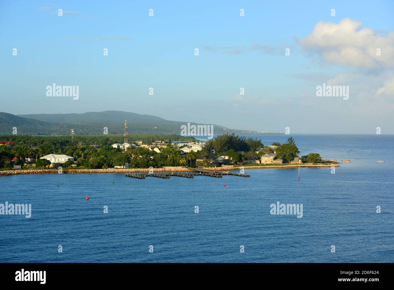 Luftaufnahme von Falmouth Hafen und Küste, Jamaika. Stockfoto