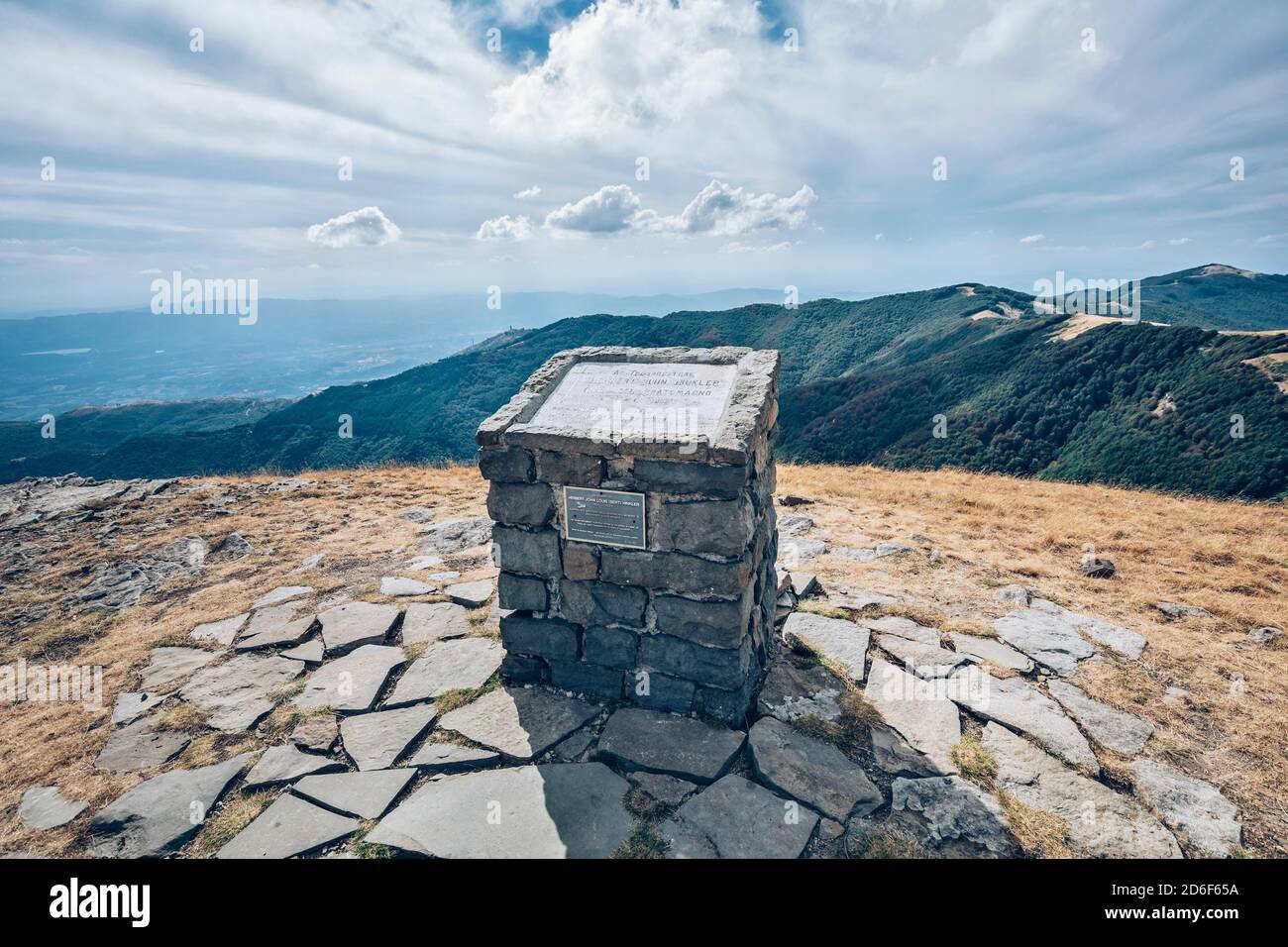Gedenkstein zum Gedenken an den australischen Flieger Herbert John Louis Hinkler, der mit seinem Flugzeug auf dem Monte Pratomagno, Croce del Pratomagno, Loro Ciuffena, Arezzo, Toskana, Italien abgestürzt ist Stockfoto