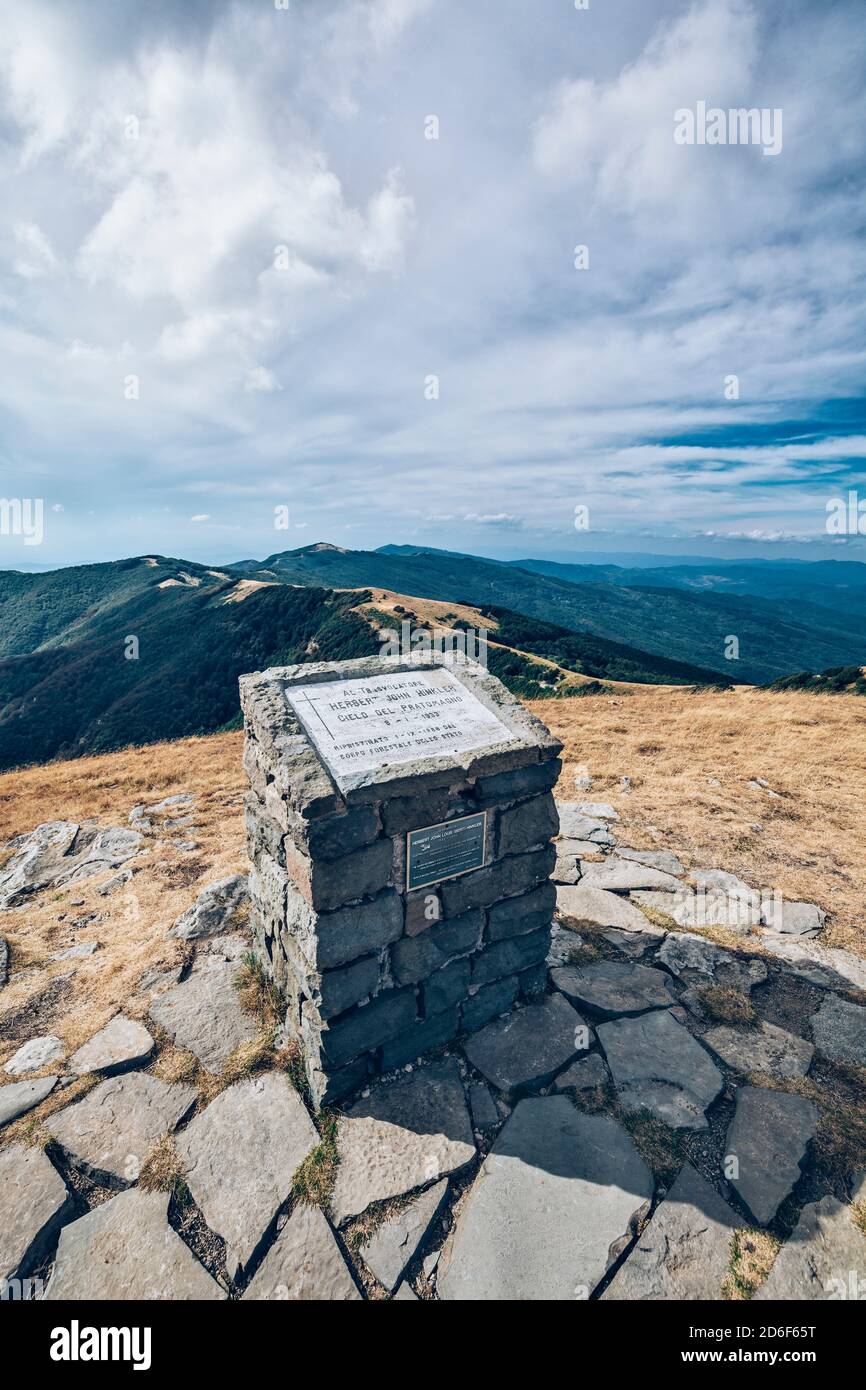 Gedenkstein zum Gedenken an den australischen Flieger Herbert John Louis Hinkler, der mit seinem Flugzeug auf dem Monte Pratomagno, Croce del Pratomagno, Loro Ciuffena, Arezzo, Toskana, Italien abgestürzt ist Stockfoto