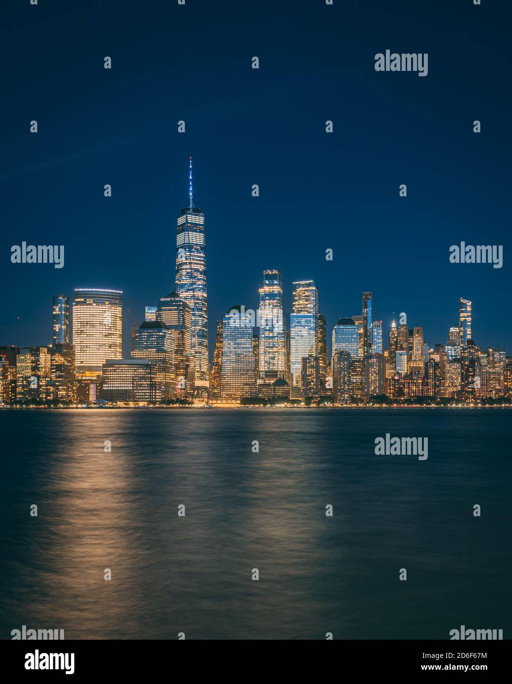 Blick auf die Skyline von Lower Manhattan bei Nacht von Jersey City, New Jersey Stockfoto