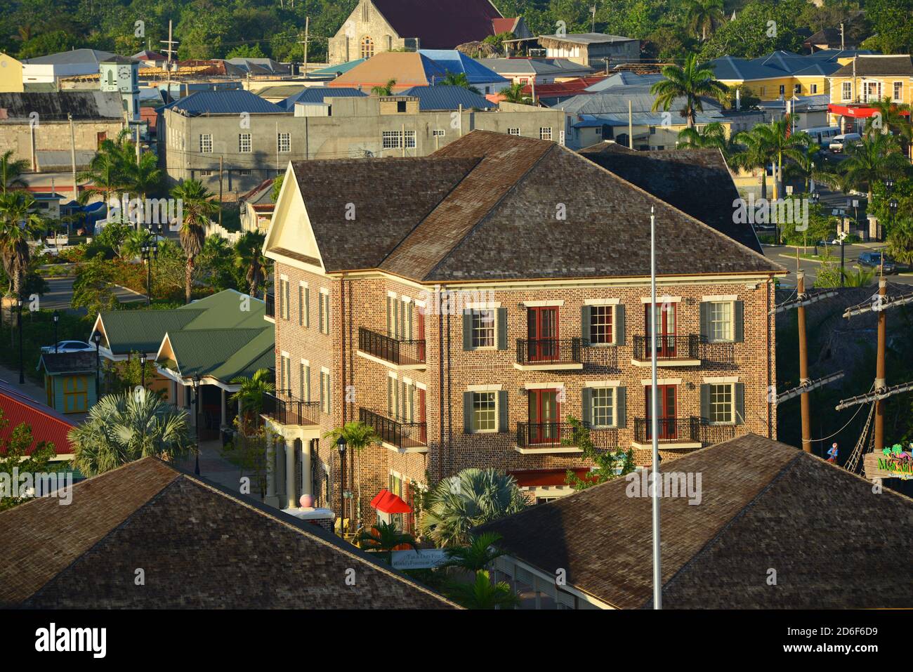 Falmouth Downtown Buildings, Jamaika. Falmouth ist eine historische Stadt in Jamaika hat eine Reihe von historischen Gebäuden mit jamaikanischen georgischen Architektur Stockfoto