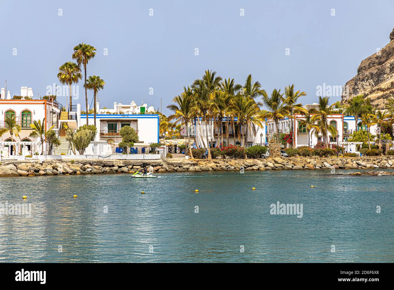 Playa Mogan - am Strand der beliebten Hafenstadt Puerto de Mogan, südwestlich von Gran Canaria, Spanien Stockfoto