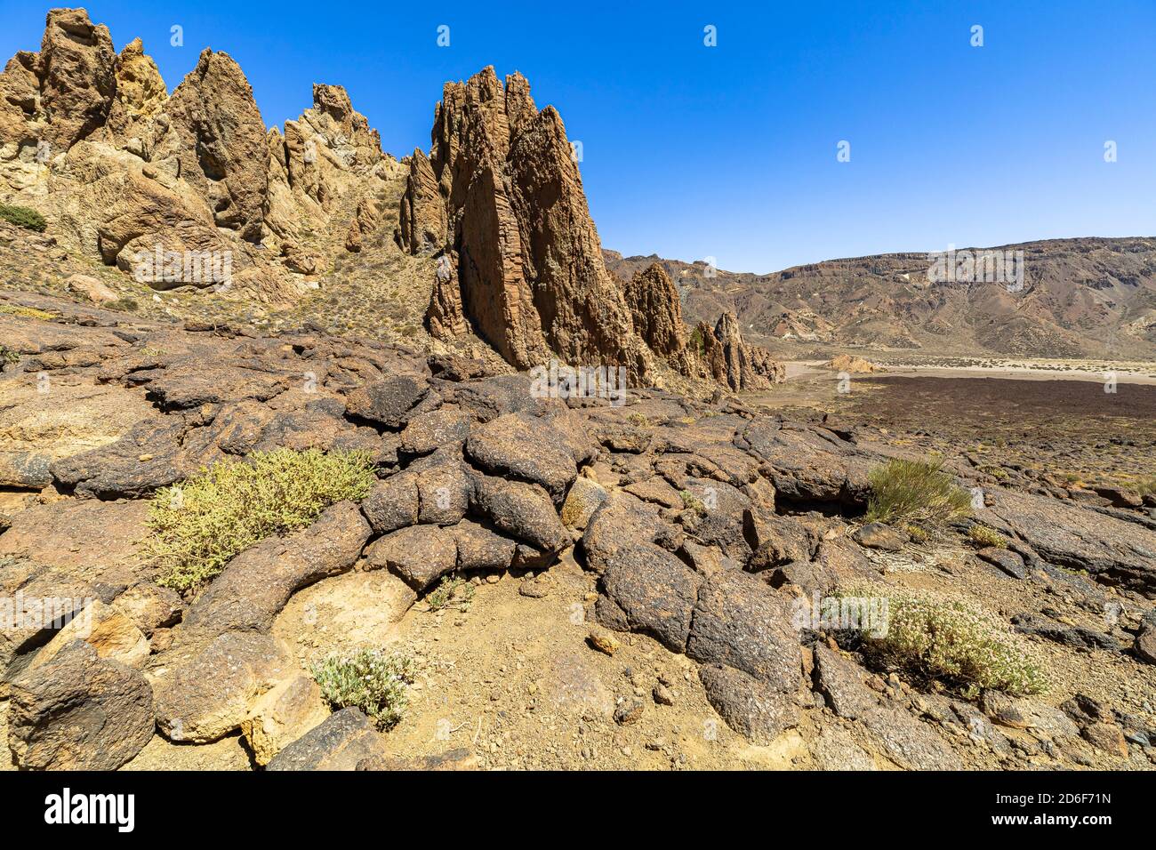 Wanderung zu den Felsformationen "Roques de Garcia" am großen Krater im Nationalpark El Teide, Teneriffa, Spanien Stockfoto