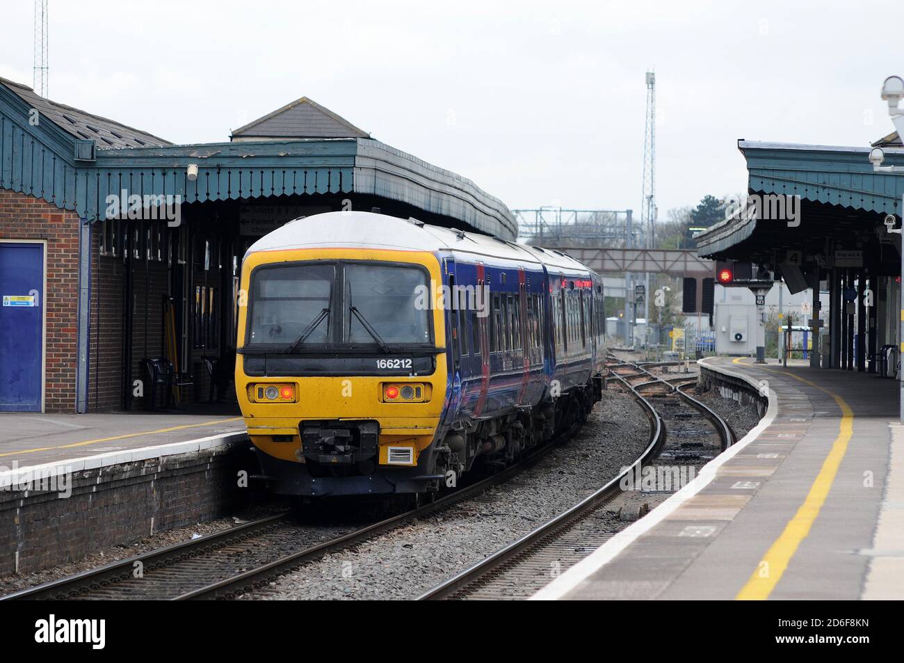 166212 in Plattform 3, Didcot Parkway, mit einem nordwärts-Service. Stockfoto