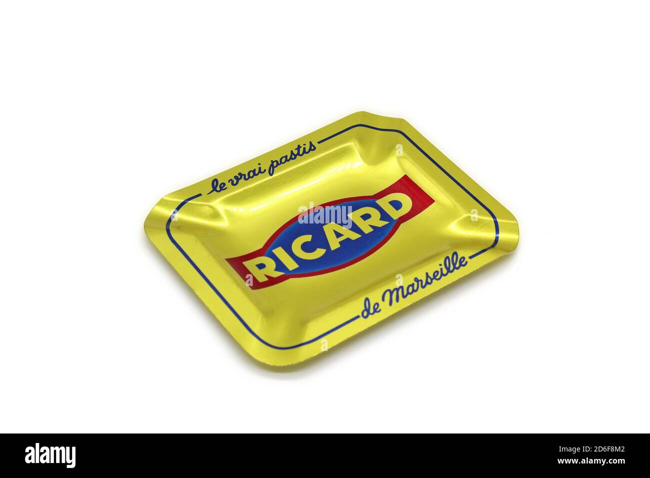 Aschenbecher mit Ricard Pastis de Marseille Alkohol auf Anisbasis, isoliert auf weißem Hintergrund. Stockfoto