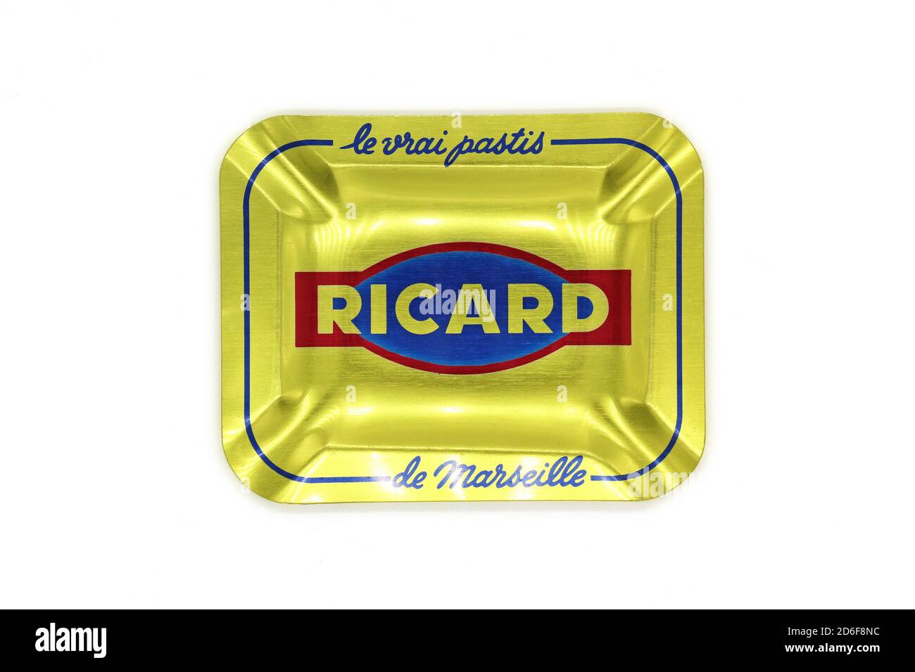 Aschenbecher mit Ricard Pastis de Marseille Alkohol auf Anisbasis, isoliert auf weißem Hintergrund. Stockfoto