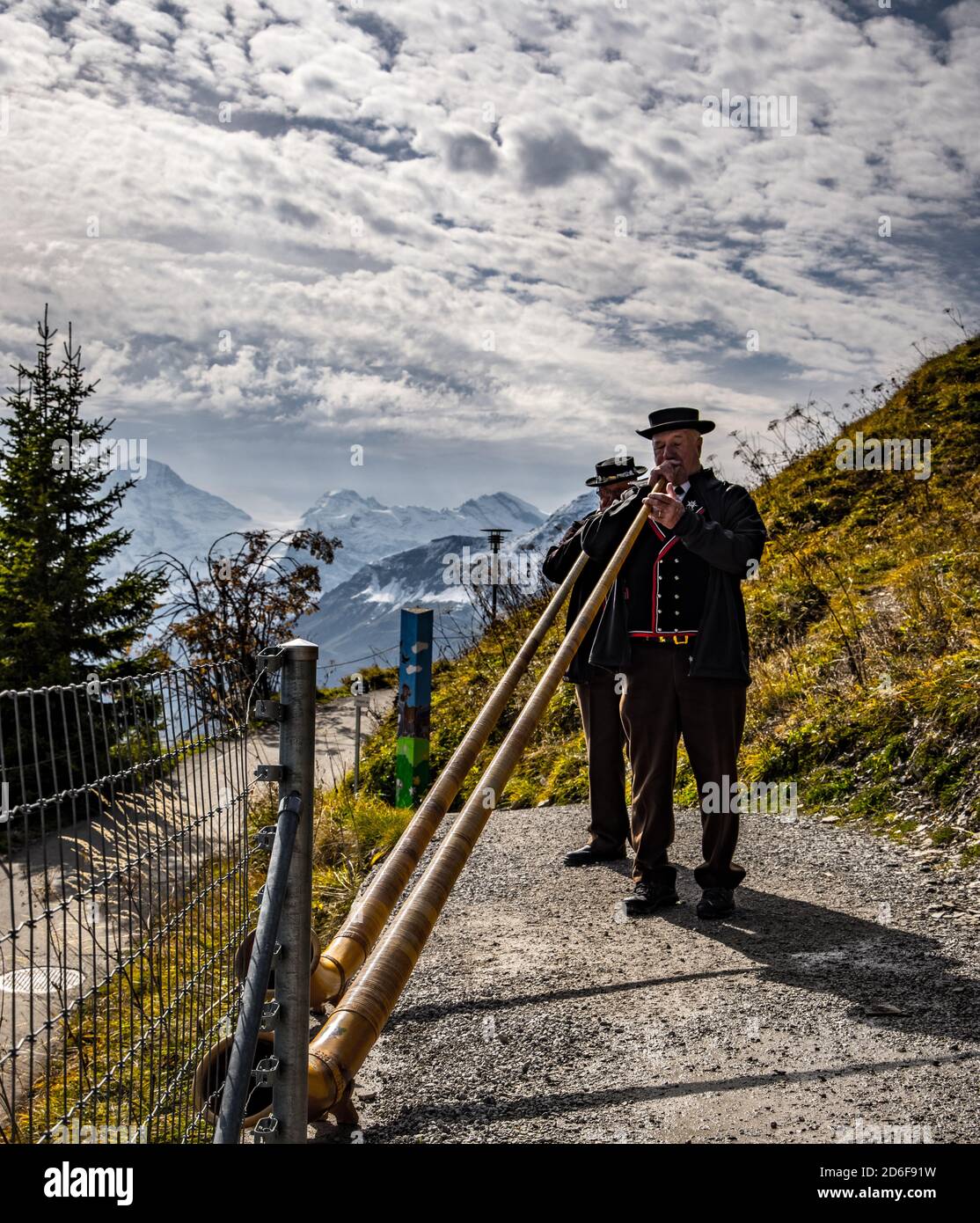 Alphornmusiker in den Schweizer Alpen - typische Ansicht - GRAFSCHAFT BERN. SCHWEIZ - 9. OKTOBER 2020 Stockfoto