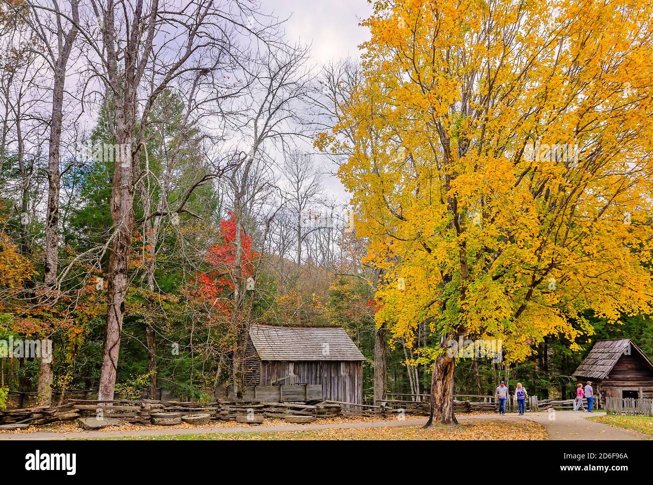 Touristen erkunden den John P. Cable Mill Complex im Great Smoky Mountains National Park, 2. November 2017, in Townsend, Tennessee. Stockfoto