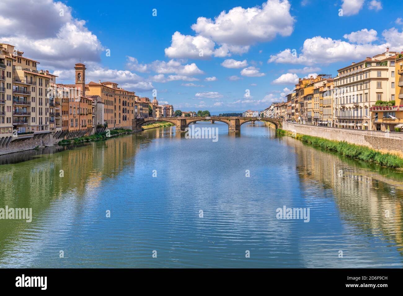 Santa Trinità Brücke mit dem Oltrarno Viertel, Florenz, Toskana, Italien Stockfoto