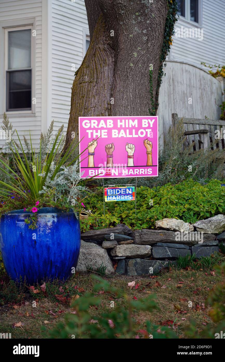 PORTLAND, ME -9 Okt 2020- Ansicht eines demokratischen Biden Harris Rasenzeichens sagend Schnappen Sie ihn durch den Stimmzettel während der Kampagne 2020 in Portland, Maine, vereinigen Stockfoto