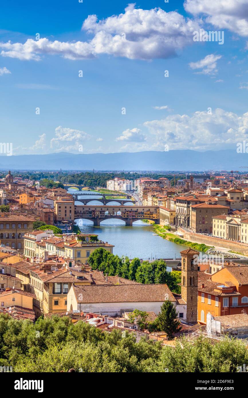 Blick auf die Ponte Vecchio und den Arno, Florenz, Toskana, Italien Stockfoto