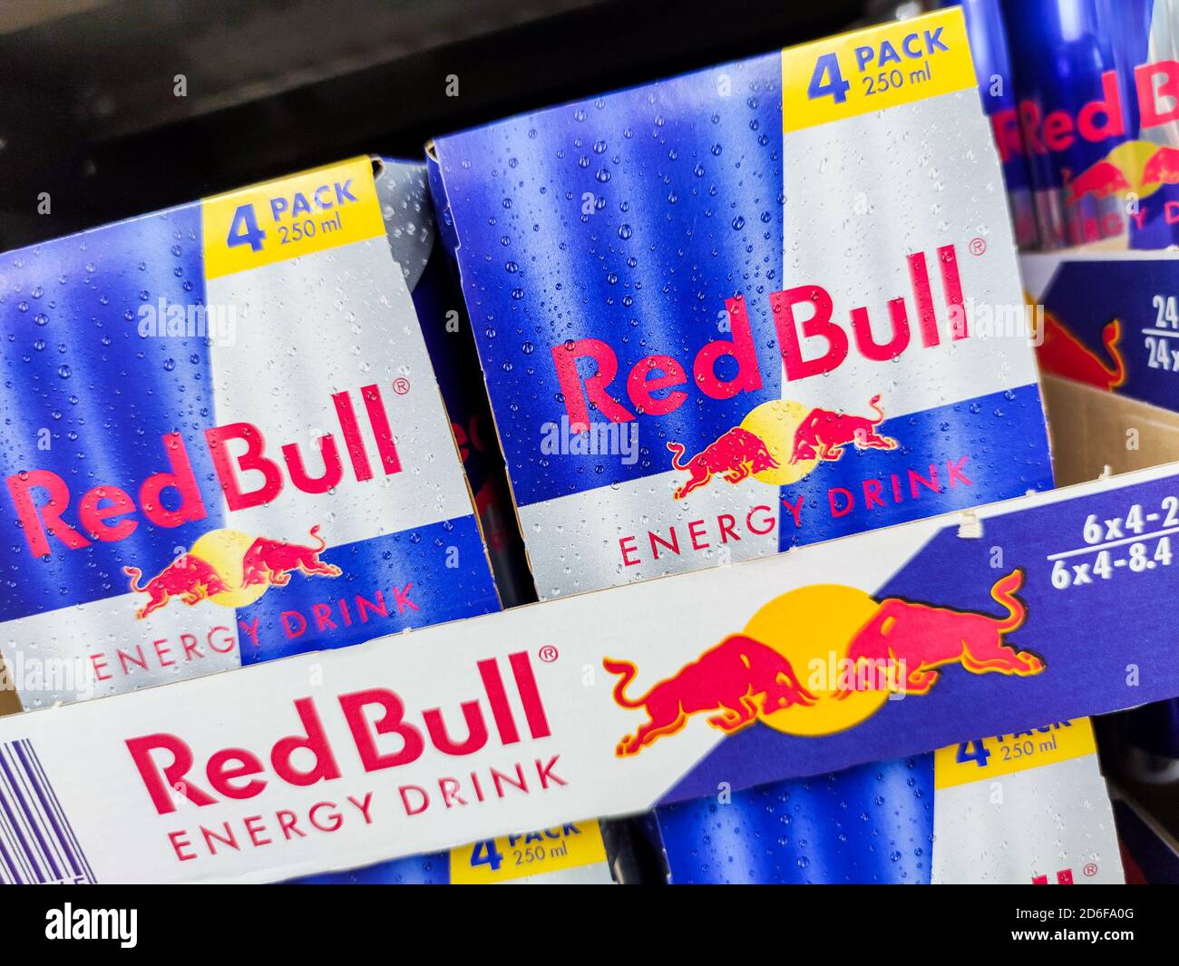 Puilboreau, Frankreich - 14. Oktober 2020:ausgewählt Fokus auf Dosen von Red Bull Energy Drink Display für den Verkauf in den Supermarktregalen. Red Bull ist der MOS Stockfoto