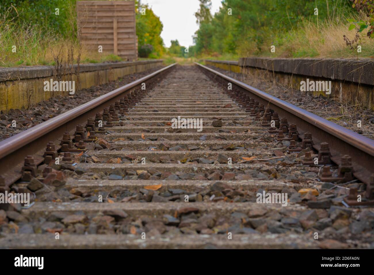 Alte Bahnstrecke, verlassene Bahnhof Stockfoto