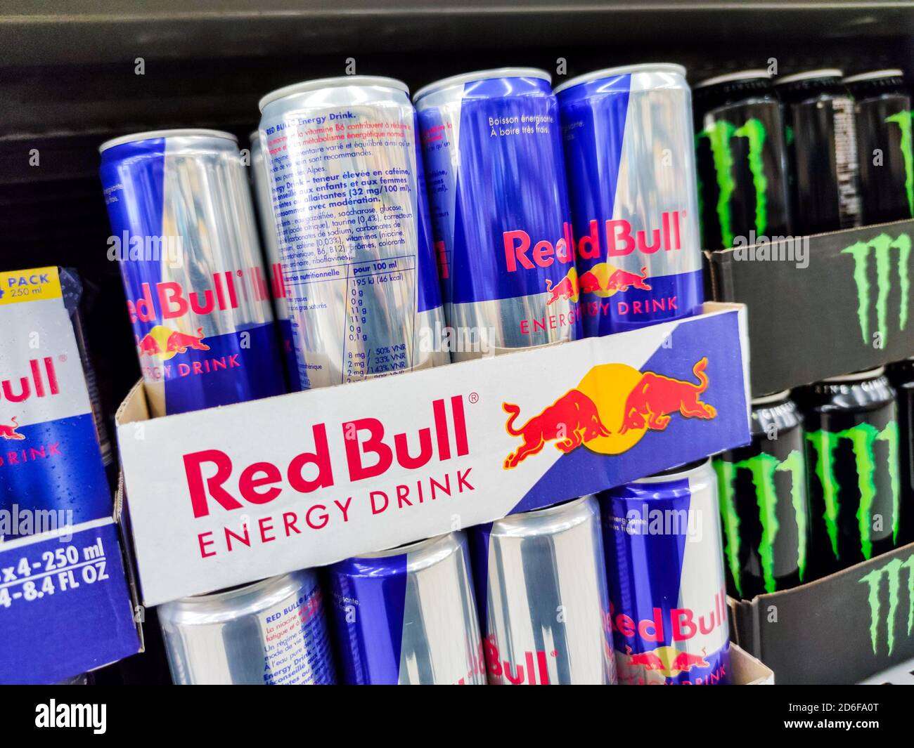 Puilboreau, Frankreich - 14. Oktober 2020:ausgewählt Fokus auf Dosen von Red Bull Energy Drink Display für den Verkauf in den Supermarktregalen. Red Bull ist der MOS Stockfoto