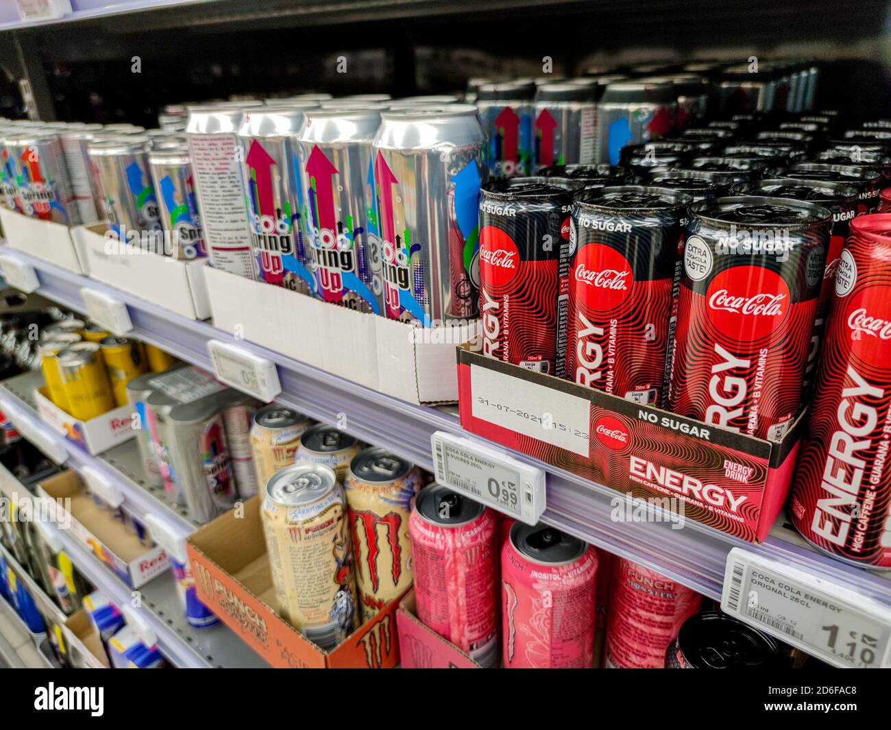 Puilboreau, Frankreich - 14. Oktober 2020:vielfältiges Angebot an  Energy-Drink-Dosen mit führenden Marken wie Red Bull, Coca Cola Energy und  weniger bekannten Marken Stockfotografie - Alamy
