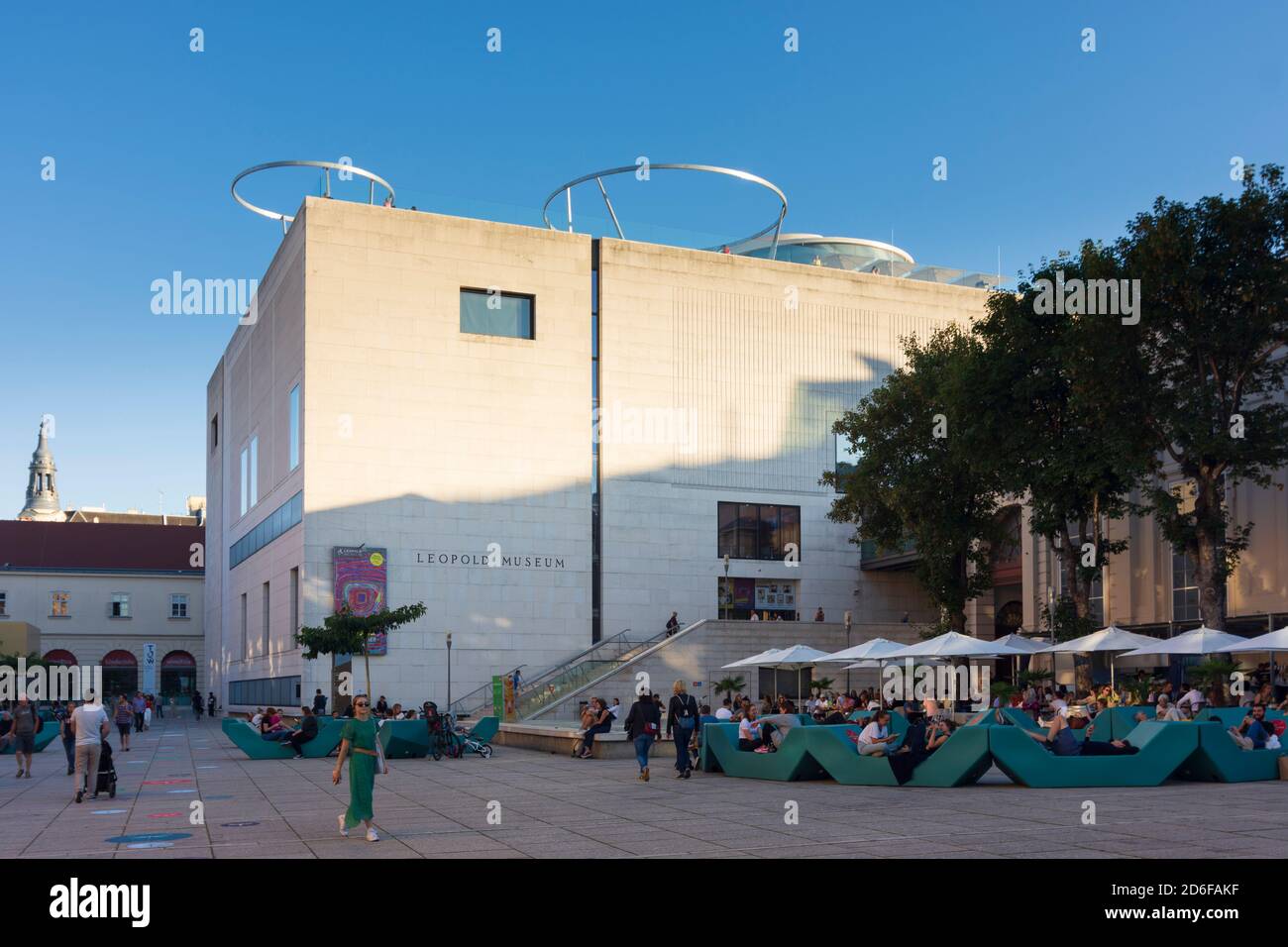 Wien, MuseumsQuartier (MQ) mit MQ Libelle an der Spitze des Leopold ...