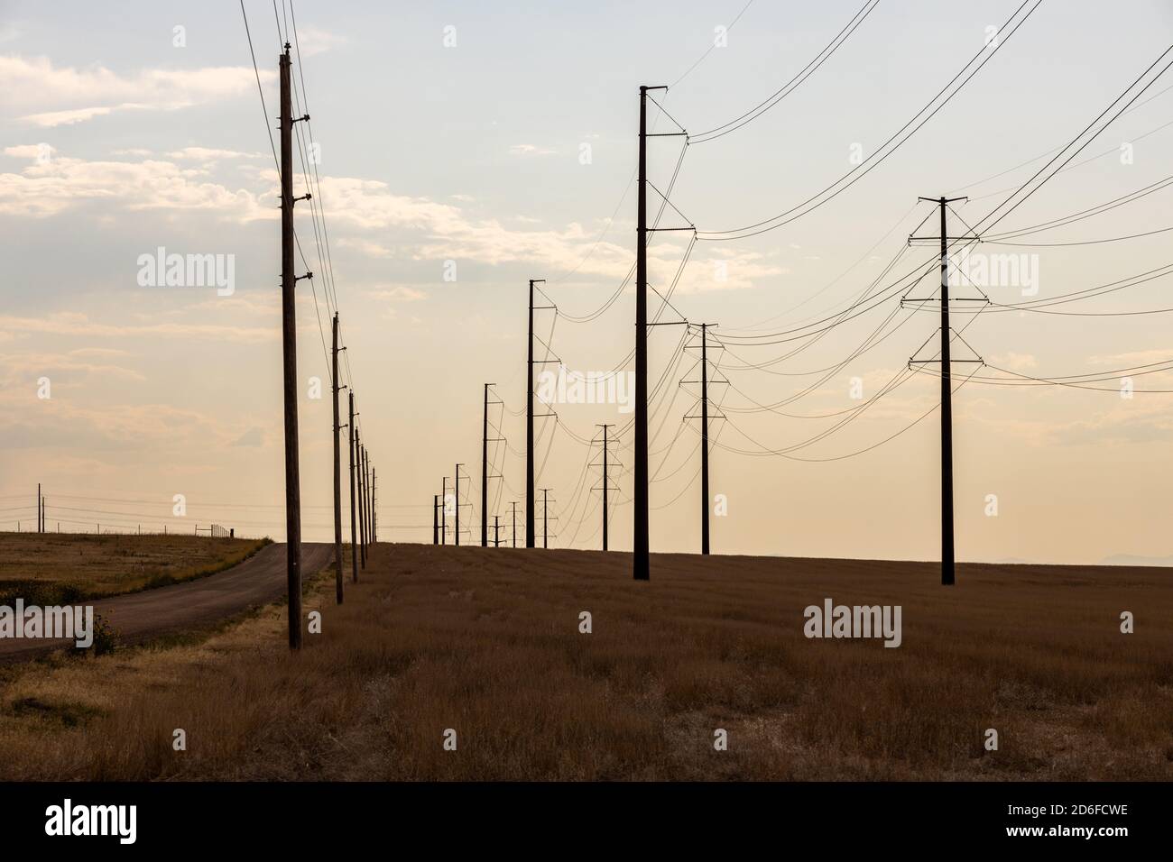 Powerlines auf den östlichen Ebenen von Colorado Stockfoto