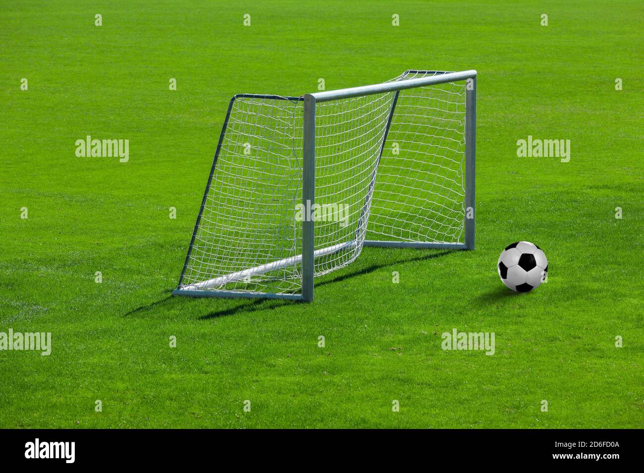 Fußballtor mit Ball auf einem Fußballfeld Stockfoto