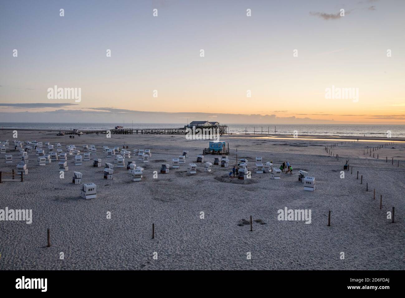 Sankt Peter Ording, Nordsee, Ebbe, Strand, Nachglühen, Pfahlbauten, Strandliegen, Pfahlbauten, Restaurant Stockfoto