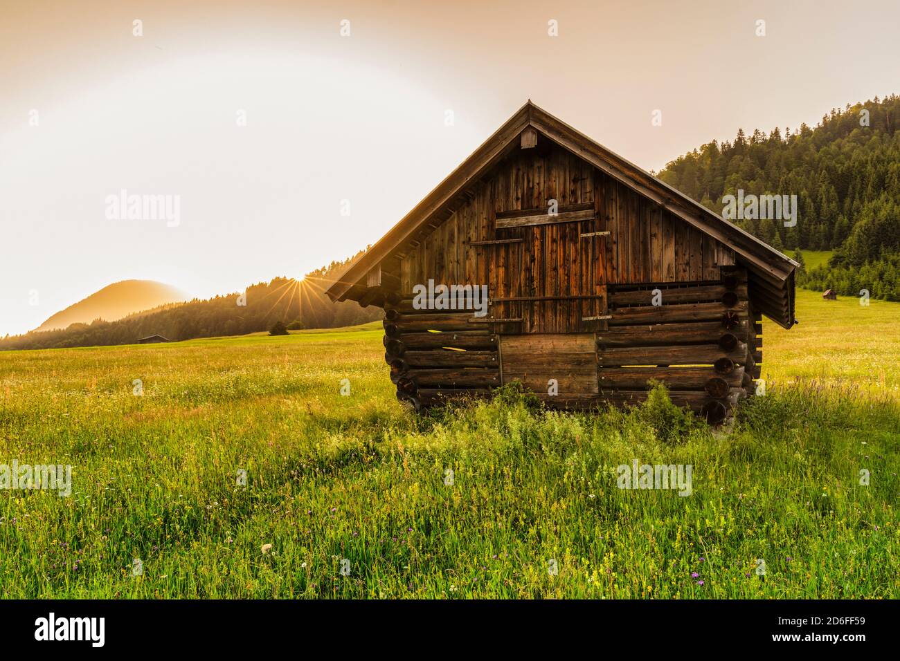 Heuscheune am Geroldsee bei Sonnenuntergang, Klais, Oberbayern, Bayern, Deutschland Stockfoto