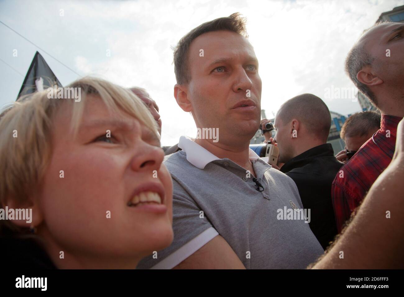 Moskau, Russland. 6. Mai 2012 Oppositionsführer Alexei Nawalny (Mitte), Jewgenia Chirikova (links) und Sergei Udalzow (rechts) während der Oppositionskundgebung "March der Millionen" in der Nähe des Udarnik-Kinos auf dem Bolotnaja-Platz im Zentrum von Moskau, Russland Stockfoto