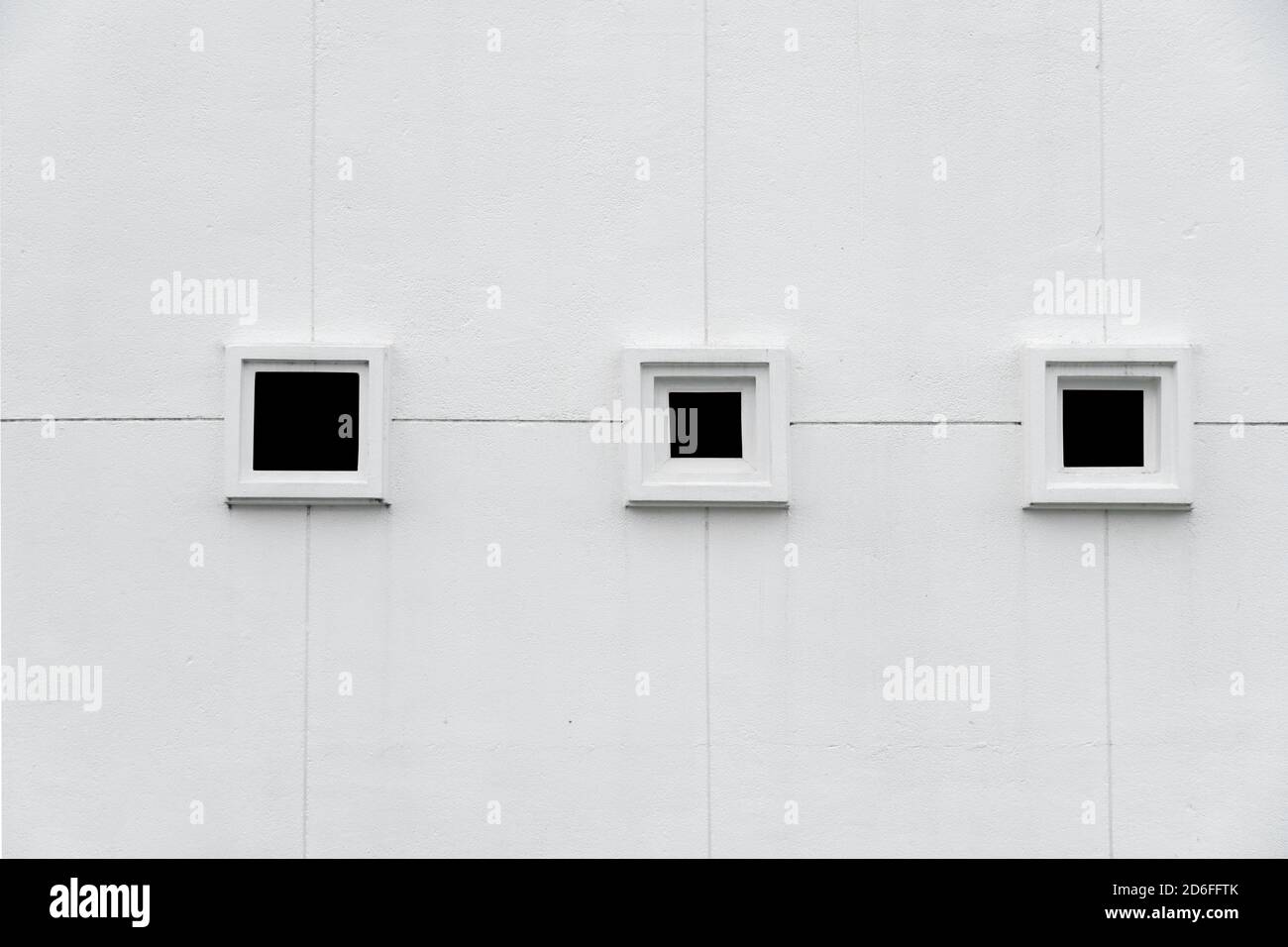 Drei Fensterrahmen auf weißem Zement Betonwand Minimalismus Architektur Weißer Hintergrund Stockfoto