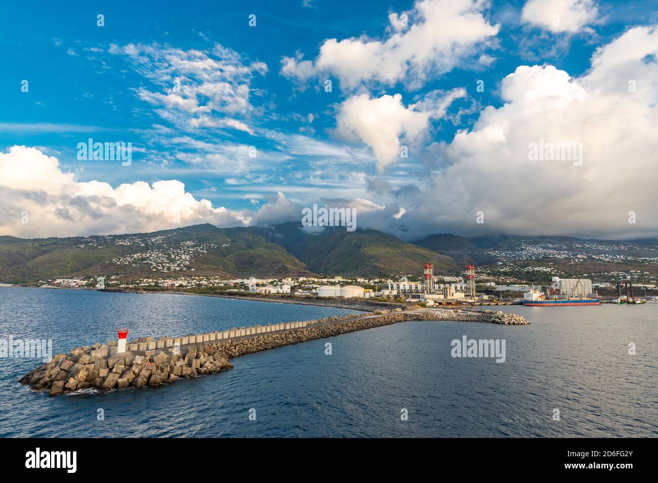 Hafen, Blick vom Kreuzfahrtschiff auf Reunion Island, französisches Überseegebiet, Frankreich, Afrika, Indischer Ozean Stockfoto