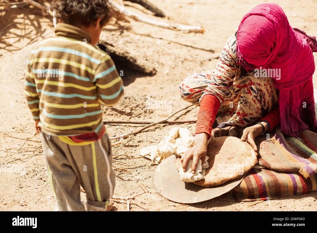 Junge mit Mutter einer Nomadenfamilie, Sahara Stockfoto