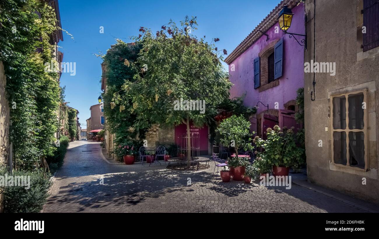 Dorfgasse in Assignan im Sommer Stockfoto