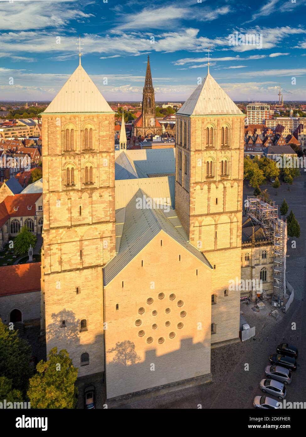 St.-Paulus-Dom mit St. Lambert Kirche im Hintergrund in Münster Stockfoto