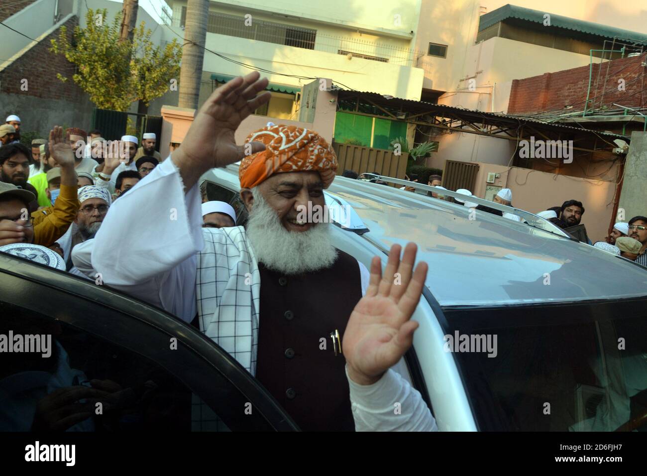 Lahore, Pakistan. Oktober 2020. Präsident Pakistan Democratic Movement (PDM) Molana Fazal-ur-Rehman sprach bei der Pressekonferenz in Jamia Ashrafia und verließ Jamia Ashrafia wegen der heutigen öffentlichen Versammlung in Gujranwala in Lahore. Pakistanische Oppositionsparteien veranstalten eine Kundgebung in der östlichen Stadt Gujranwala, um ihre Kampagne gegen Premierminister Imran Khan zu starten, um ihn zu zwingen, sich über sein Versagen im Umgang mit der kränkelnden Wirtschaft des Landes zu äußern. (Phohto von Rana Sajid Hussain/Pacific Press) Quelle: Pacific Press Media Production Corp./Alamy Live News Stockfoto