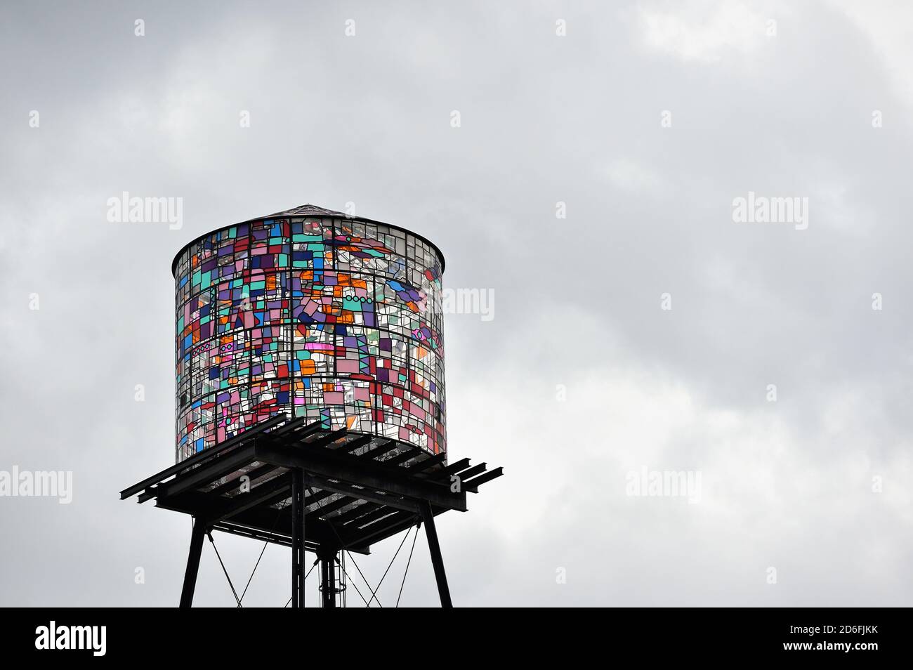 Milwaukee, Wisconsin, USA. Ein farbenfroh gekleideter Mosaik aus Buntglas-Wasserturm im Walker's Point-Viertel. Stockfoto