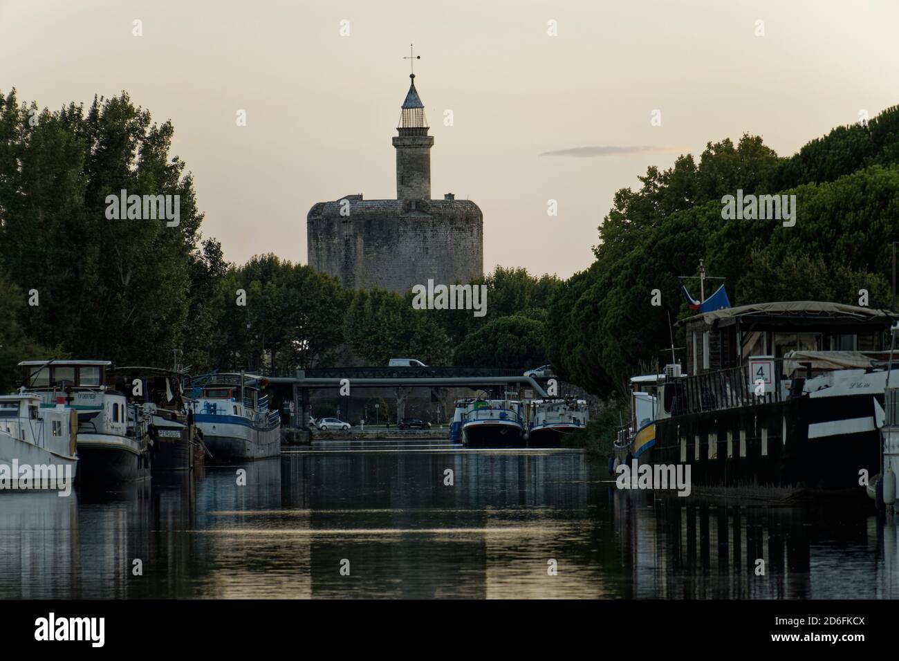 Aigues-Mortes, Frankreich.20. August 2020. La Tour Constance, Schiffe auf dem Rhône Kanal in Sete bei Aigues-Mortes bei Aigues-Mortes am 20. August 2020. Stockfoto