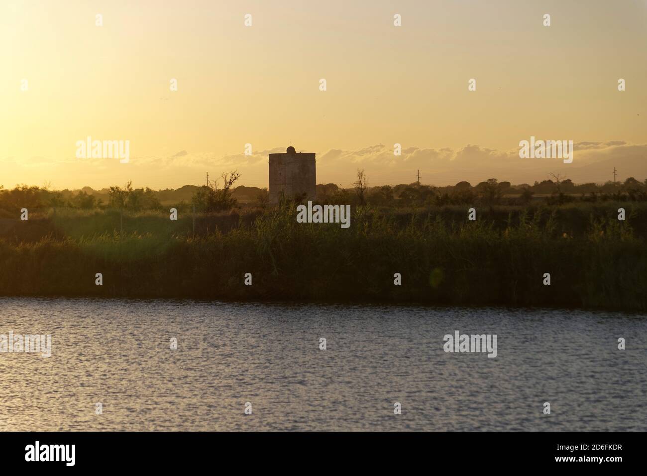 Aigues-Mortes, Frankreich.20. August 2020. La Tour Carbonniere auf dem Kanal Rhône in Sete bei Aigues-Mortes am 20. August 2020. Stockfoto