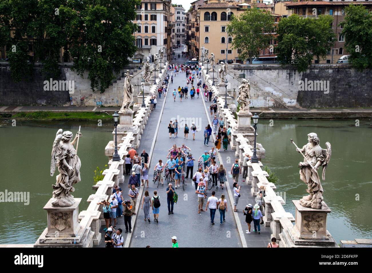 Menschen, die die Ponte San'Angelo Brücke über den Tiber überqueren In Rom Italien Stockfoto