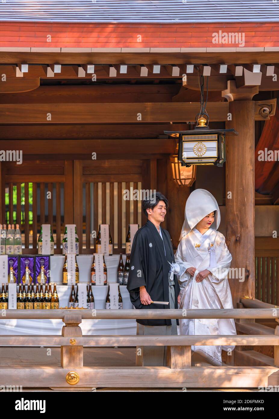 tokio, japan - oktober 10 2020: Traditionelle japanische shinto-Hochzeit eines Paares in schwarzem Haori-Kimono und weißem Shiromuku unter einer Laterne aus t Stockfoto