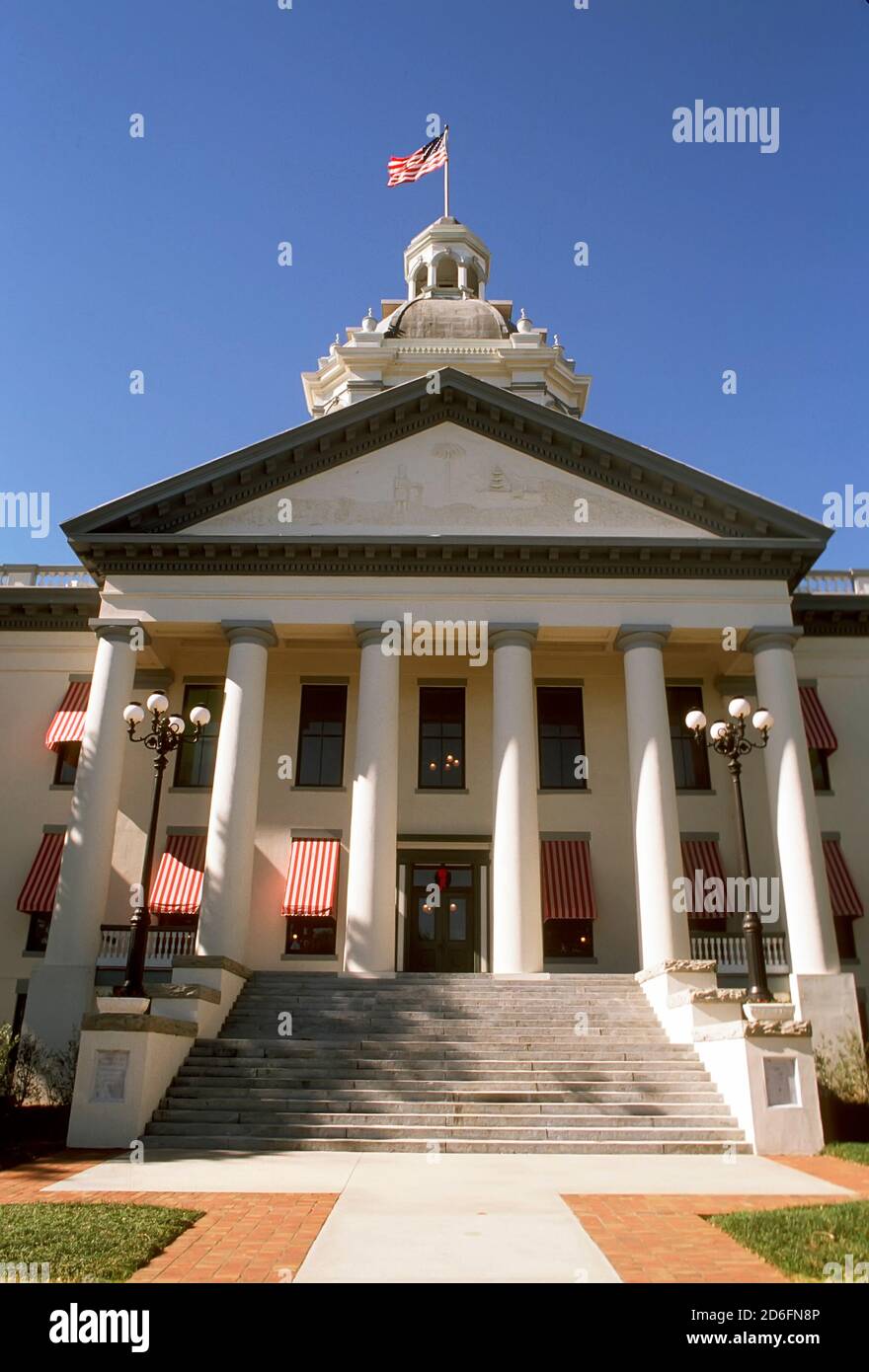 Das alte Tallahassee Florida State Capitol Building liegt vor dem Hotel Des neuen State Capitol Gebäudes Stockfoto