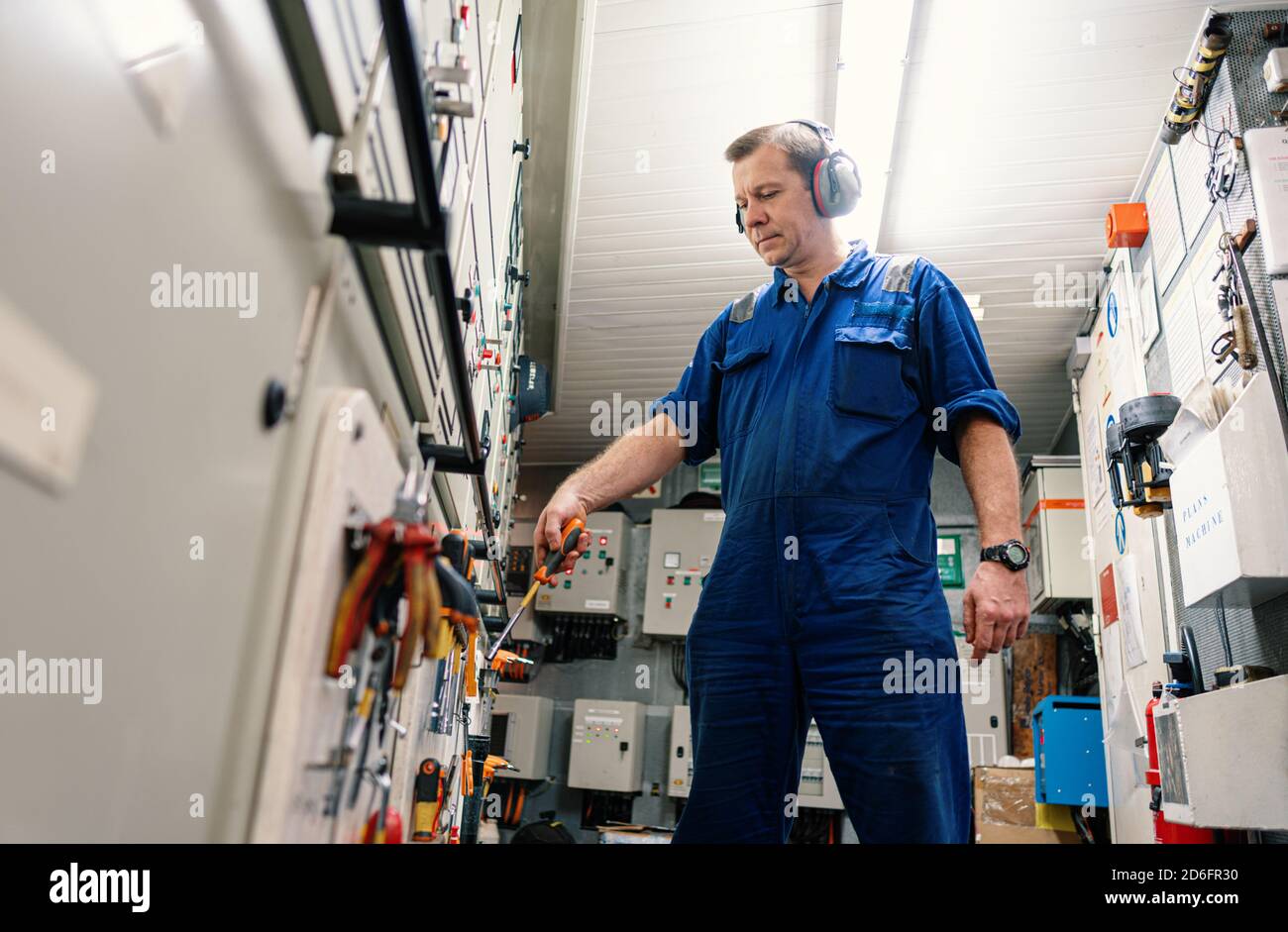 Marine Engineer Officer in Motorkontrollraum ECR. Er arbeitet in der Werkstatt Stockfoto