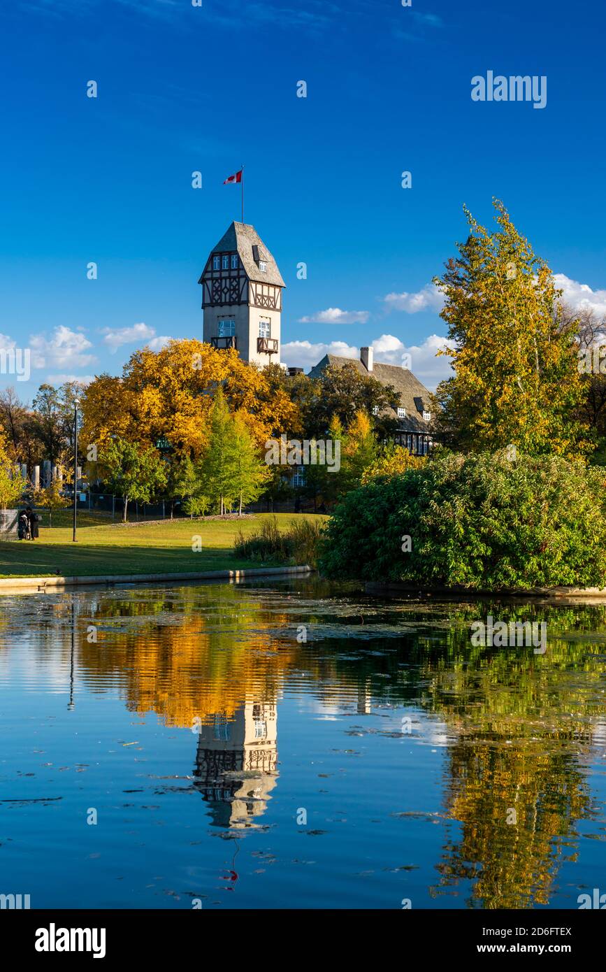 Der Assiniboine Park Pavilion mit Herbstfärbung spiegelt sich in einem kleinen Teich in Winnipeg, Manitoba, Kanada. Stockfoto