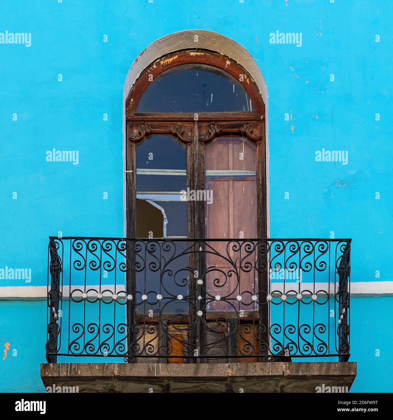 Verwitterter Balkon im Kolonialstil mit blauer Fassade, Potosi, Bolivien. Stockfoto