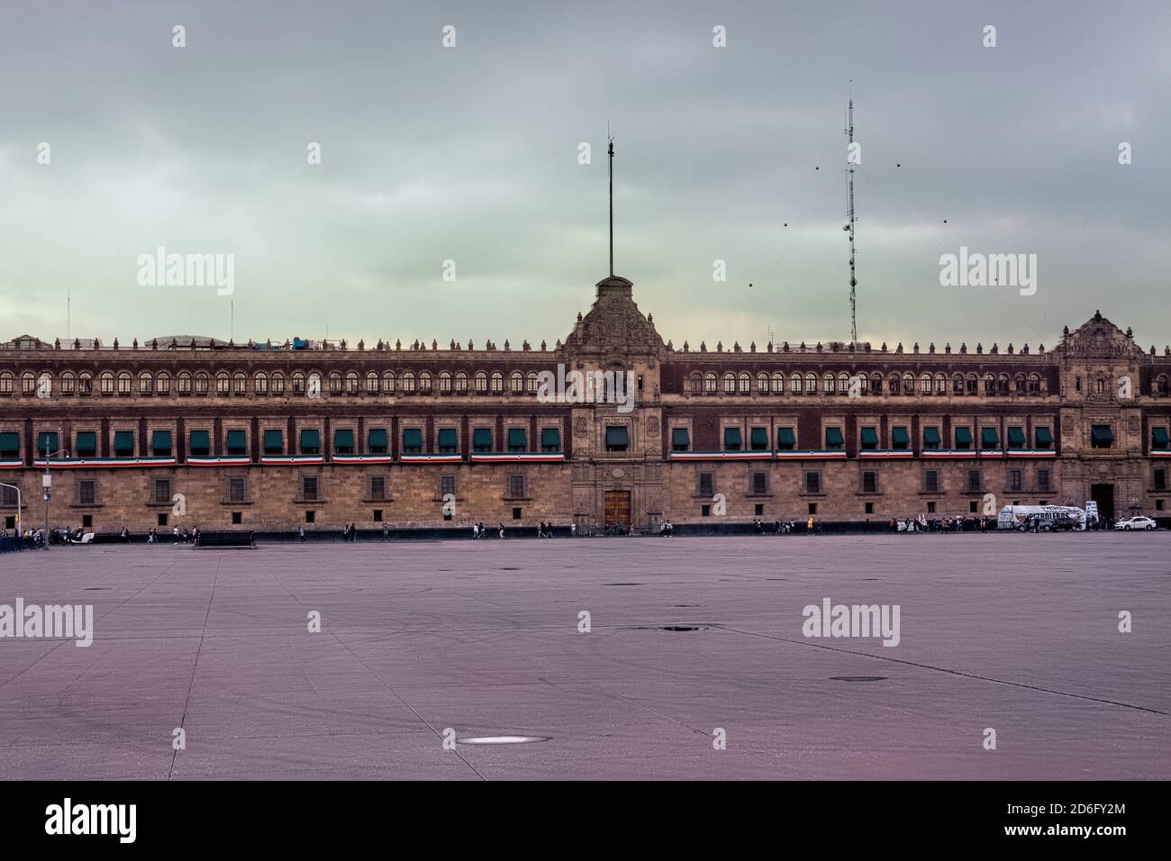 Palacio Nacional (Nationalpalast) im leeren Zocalo während des Coronavirus, Mexiko-Stadt, Mexiko Stockfoto