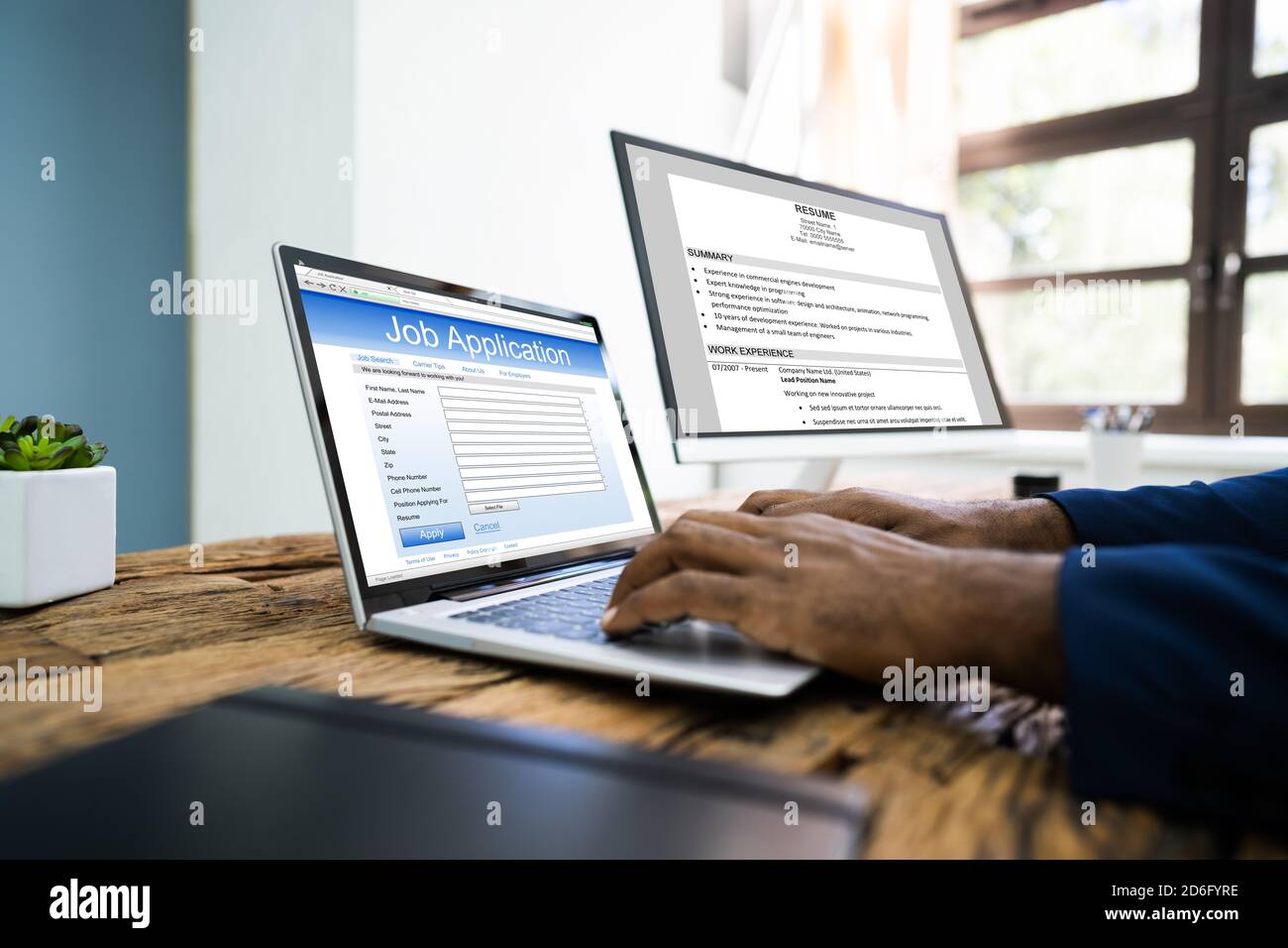 African American Employee Reading Resume oder Lebenslauf vor Vorstellungsgespräch Stockfoto