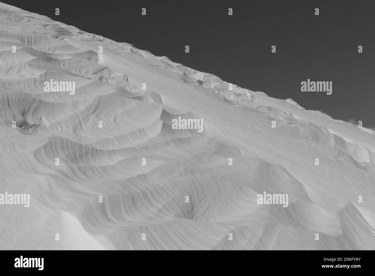 Diagonale Muster im Schneegrat am Berggipfel Stockfoto