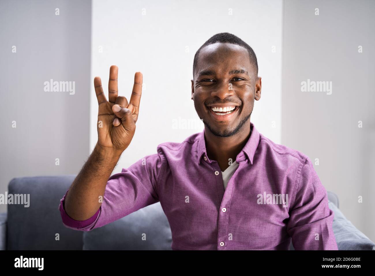 African American Deaf Man Mit Gebärdensprache Stockfoto
