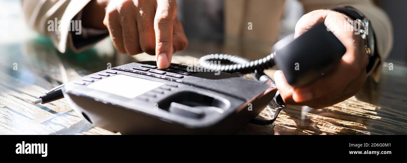 Festnetzanruf Im Büro. Telefonnummer Des Unternehmens Stockfoto