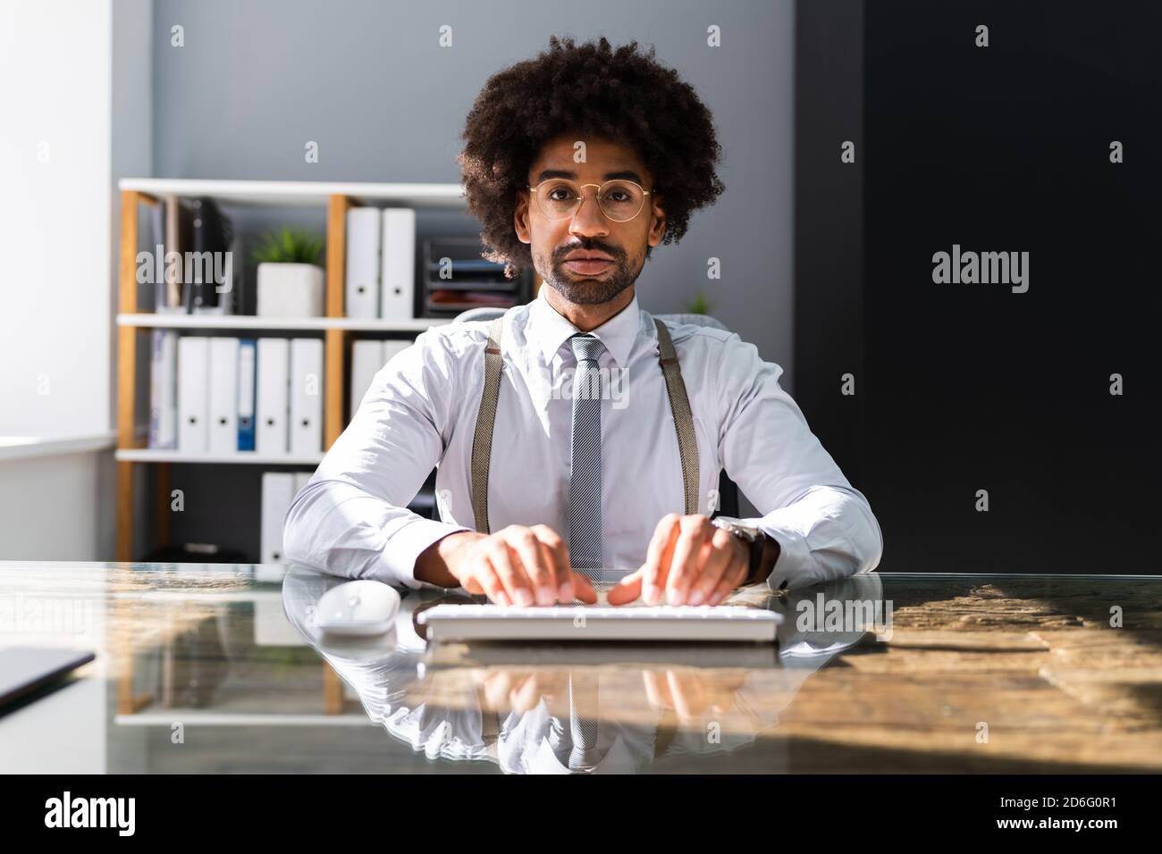 Afroamerikanischer Schwarzer Mann Portrait Am Schreibtisch Stockfoto