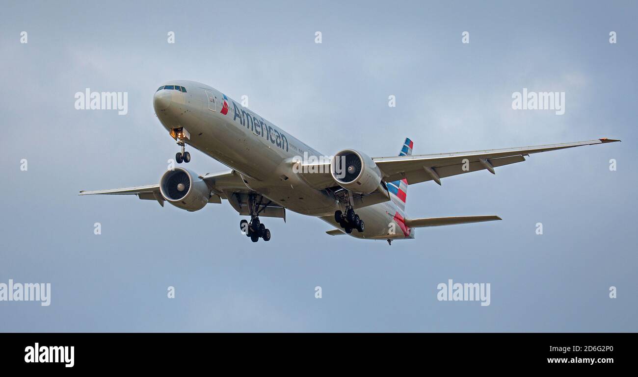 American Airlines Boeing 777 N724AN über den endgültigen Anflug nach London-Heathrow Flughafen LHR Stockfoto
