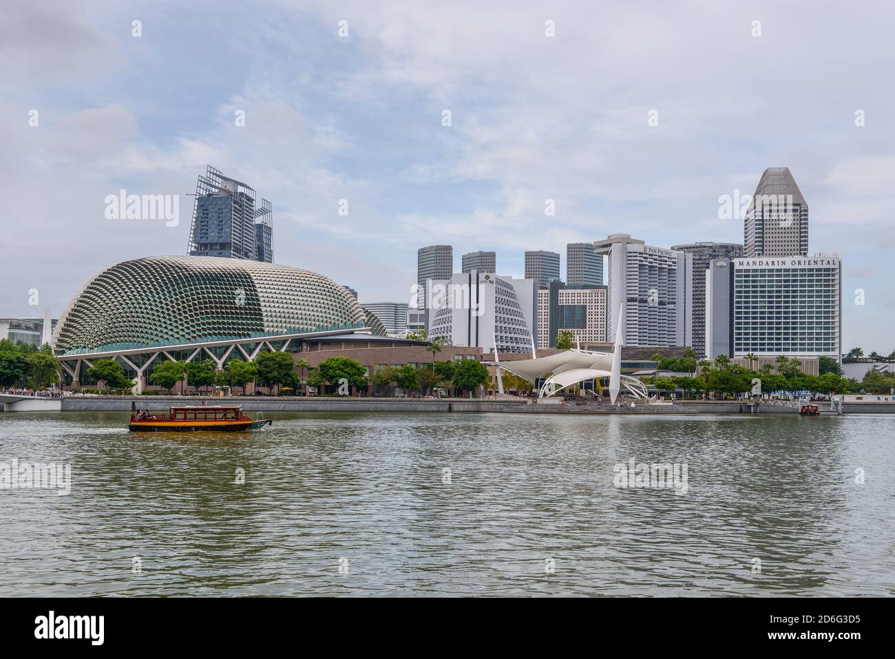 Singapur - 3. Dezember 2019: Die Esplanade ist ein weltbekanntes Zentrum für darstellende Kunst. Seine Zwillingstürmen werden als Durian bezeichnet. Befindet sich am Waterfr Stockfoto