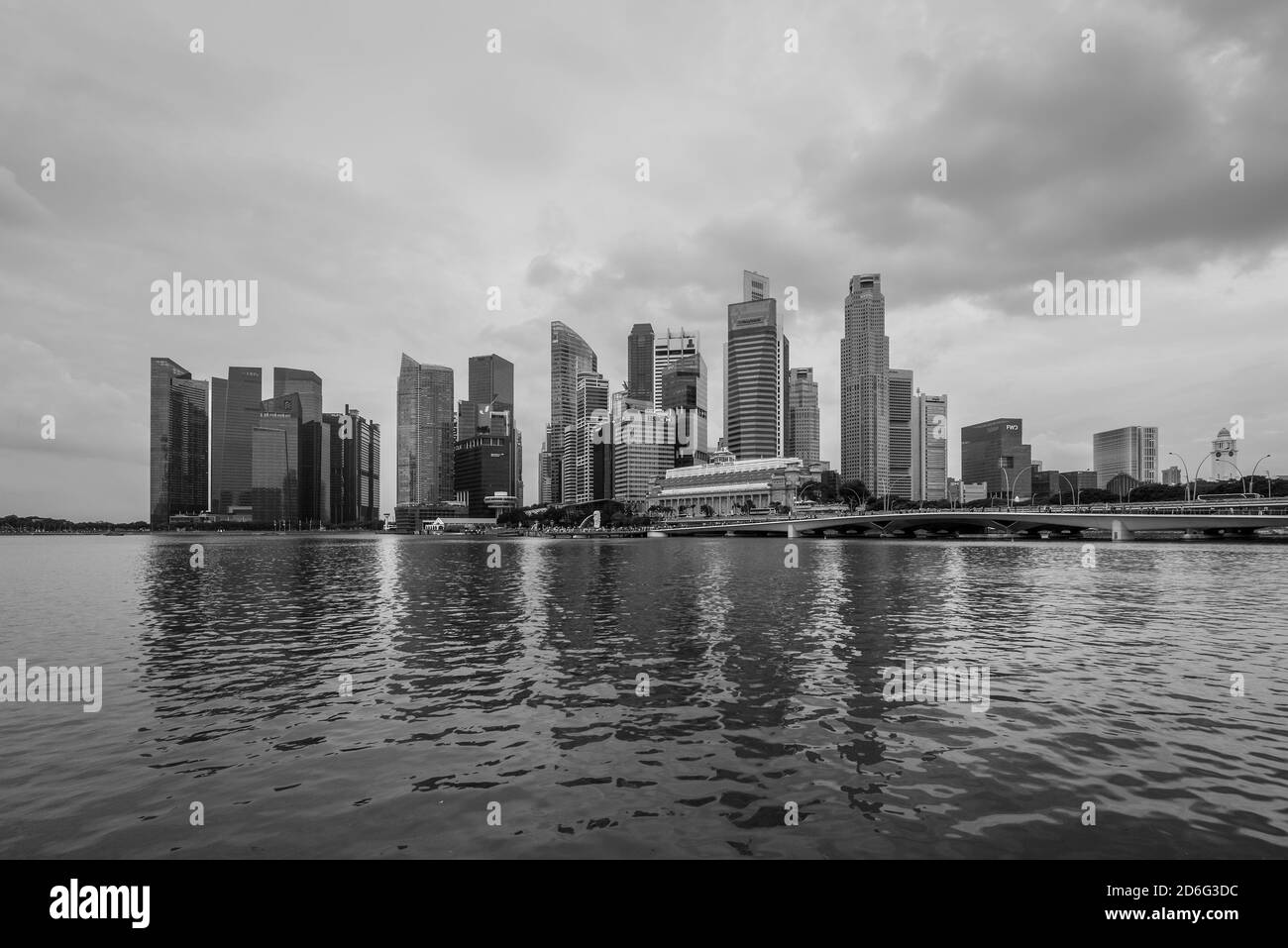 Singapur - 3. Dezember 2019: Skyline von Singapur im Geschäftsviertel der Innenstadt bei bewölktem Wetter. Das Fullerton Hotel im Zentrum. Schwarz und WH Stockfoto